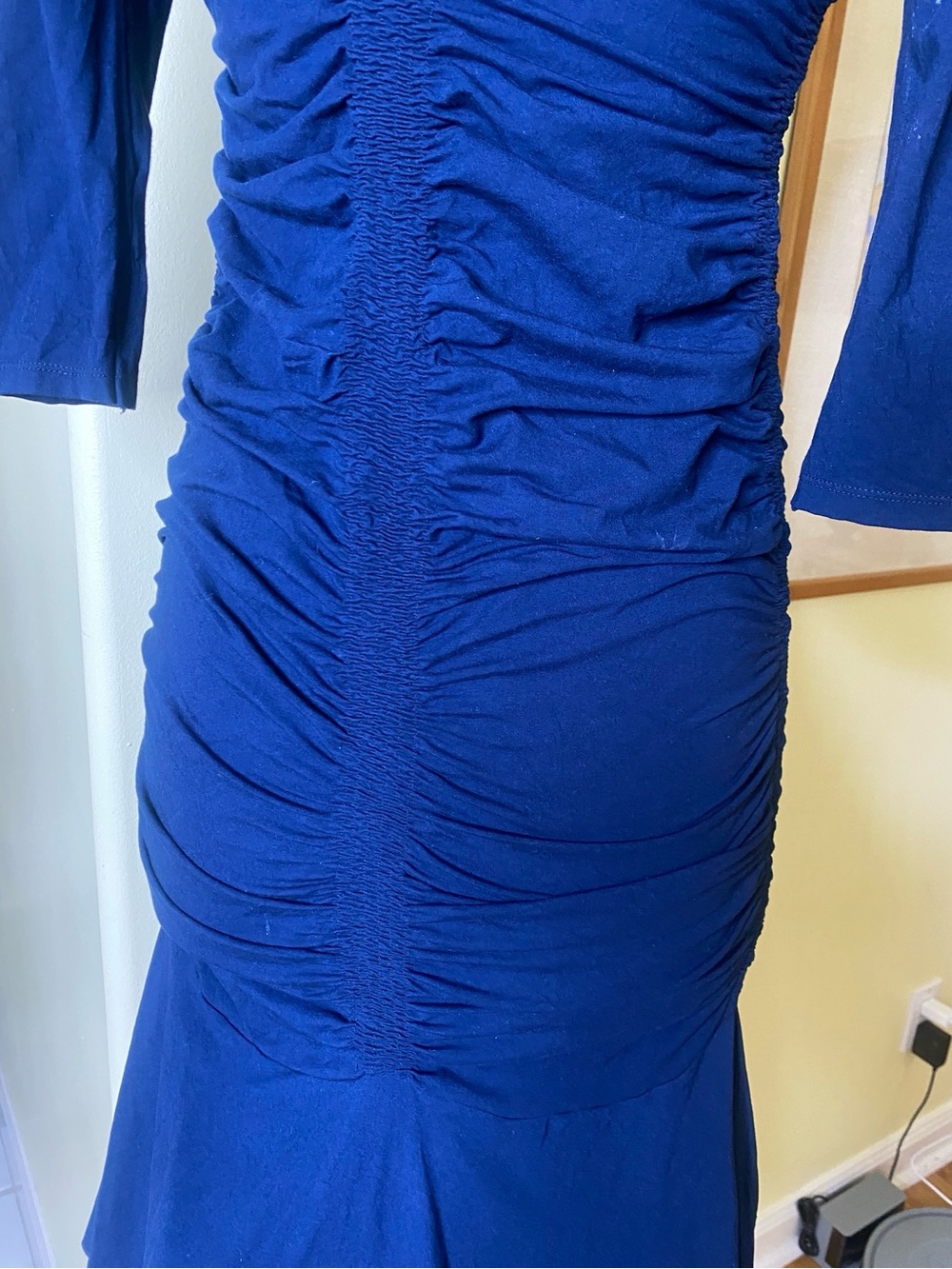 Leom Designs Elegant Navy Ruched Midi Dress - Women - Picture 7 of 8